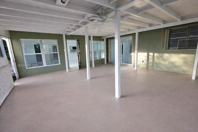 Building Photo - 5095 SW 73rd Ave