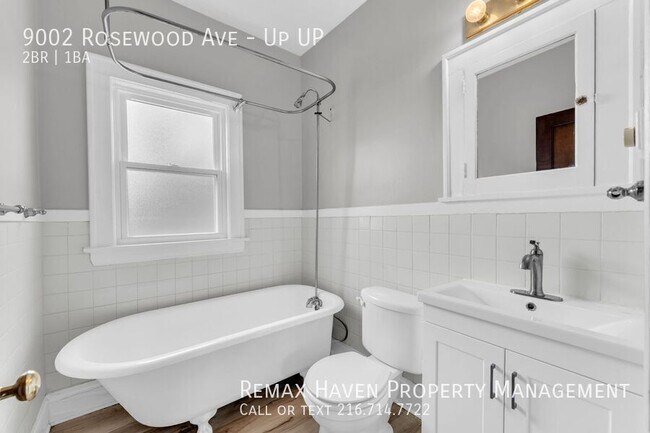 Building Photo - 9002 Rosewood Ave