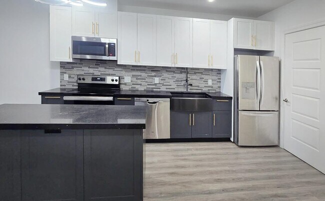 Building Photo - 211 Baldwin Ave