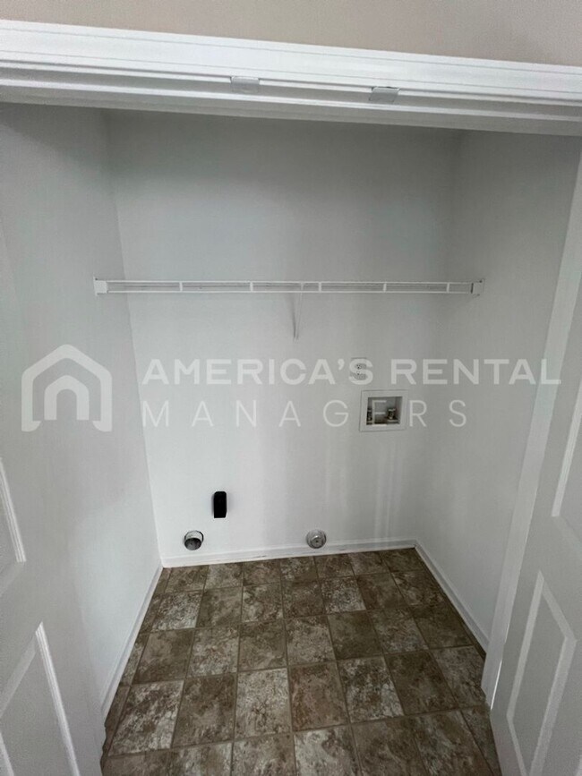 Building Photo - 141 Flagstone Ln