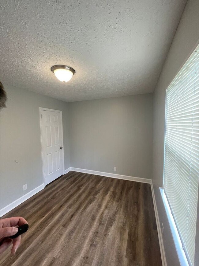 Building Photo - Comfortable 4-Bedroom Home in a Convenient...