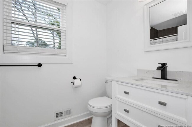 Building Photo - 506 Cross St