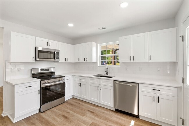 Building Photo - Completely Renovated Durham Home!
