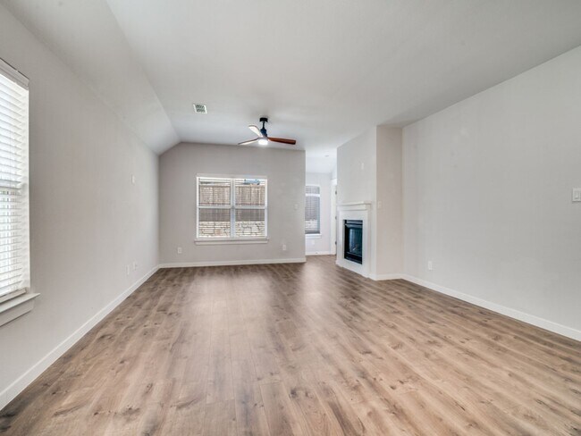 Building Photo - Location is everything  This 4/2 Has it!