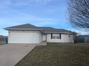 Building Photo - 3 Bedroom Home in Clever Available Now!