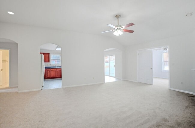 Building Photo - Three Bedroom/Two Bath/Fenced Yard/Community Pool