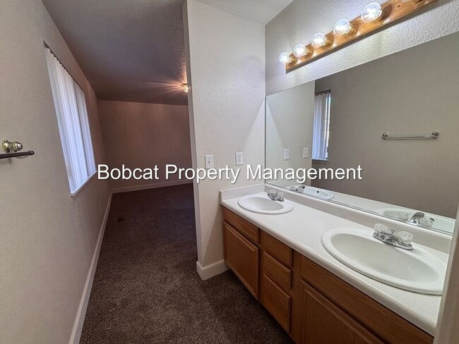 Building Photo - 988 Blue Ridge Dr