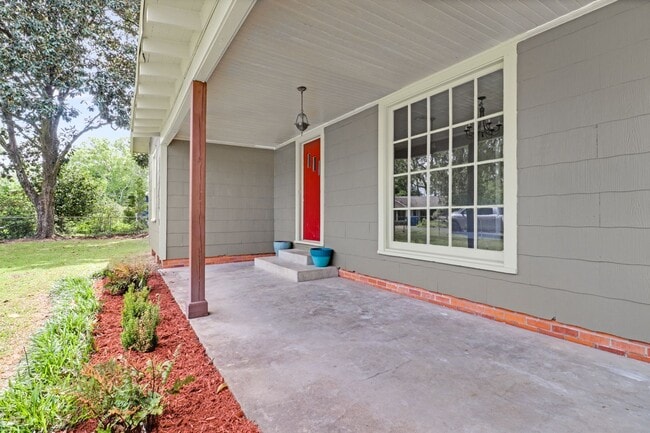 Building Photo - Super cute 2 bed, 1 bath home in Lafayette!