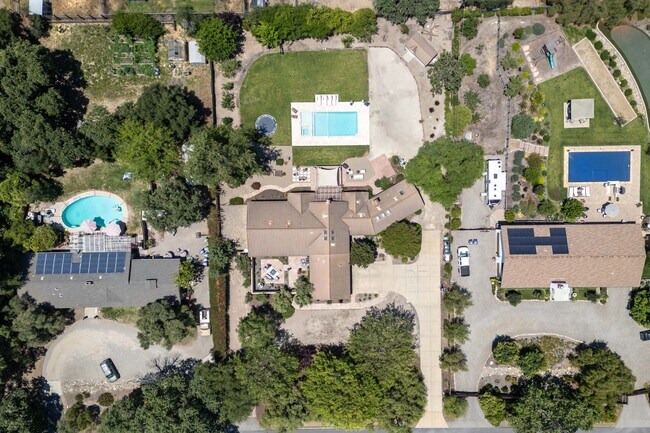 Building Photo - 1221 N Refugio Rd