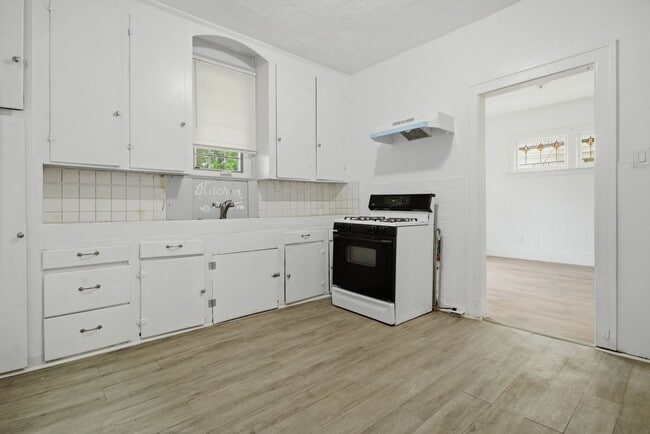 Building Photo - $1200/month bungalow