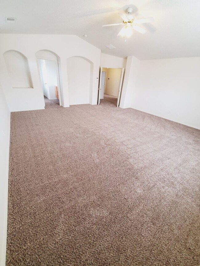 Building Photo - 3 Bedroom 2.5 Bathroom