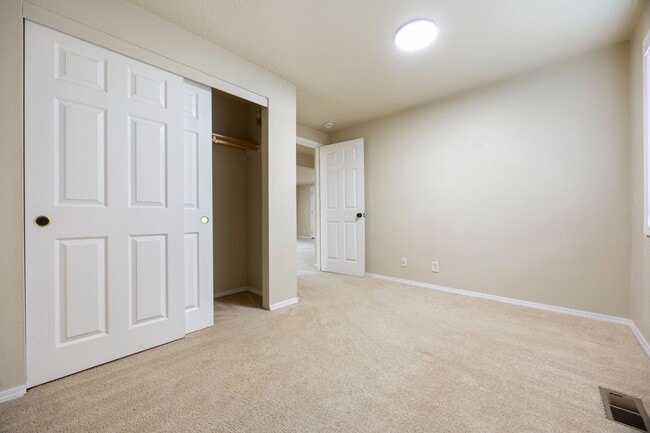 Building Photo - Spacious 5 bed/2 bath in SE Portland