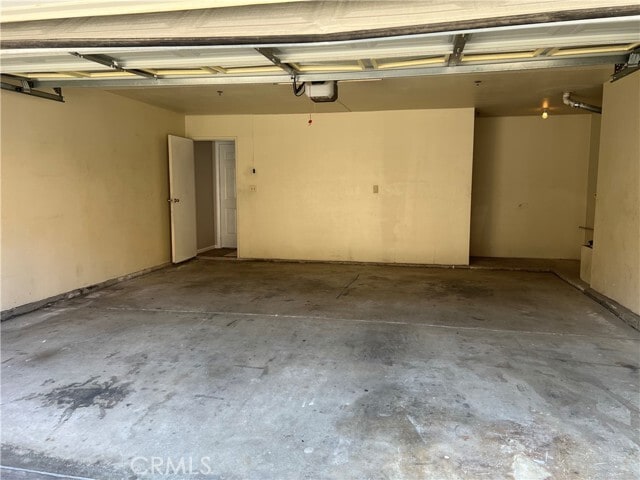 Building Photo - 8441 Oleander Ave