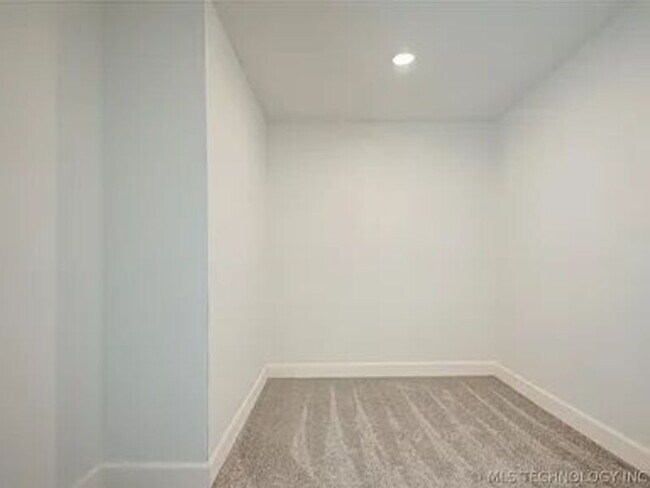 Building Photo - 3608 S 31st W Ave