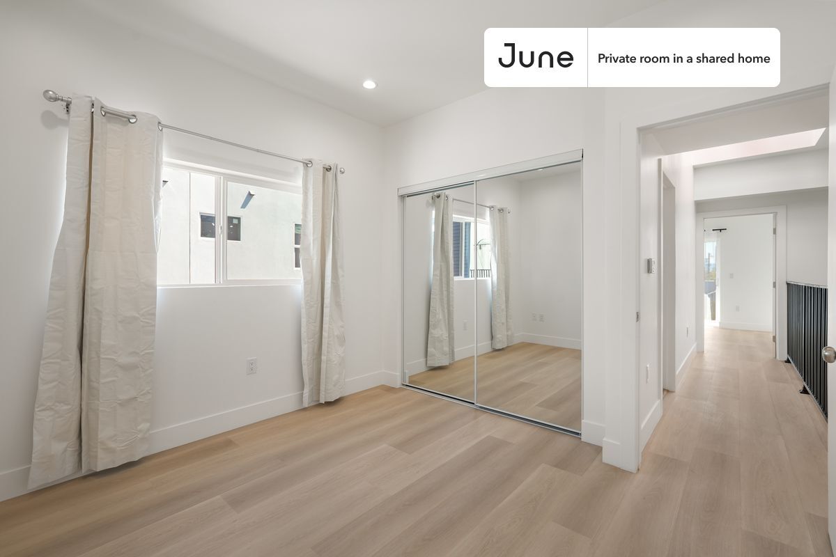 Building Photo - Private bedroom in 5 bed/5 bath Home