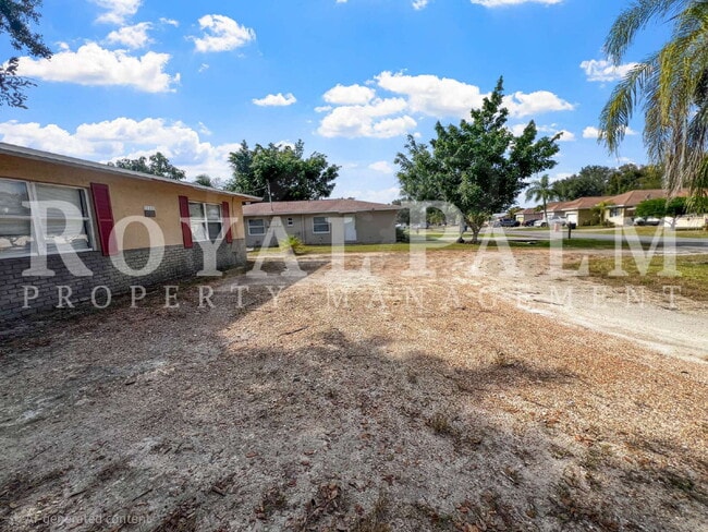 Building Photo - Fort Myers 1BR/1BA Freshly Renovated on First St! Cozy, Clean, and Finally Affordable.