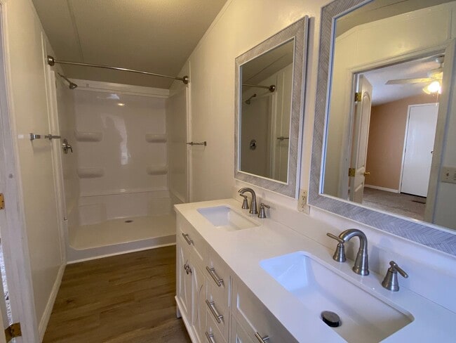 Building Photo - Newly renovated 3 Bedroom, 2 Bath home in ...