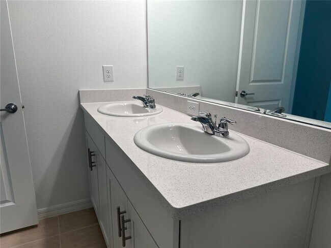 Building Photo - 2089 Hallier Cv