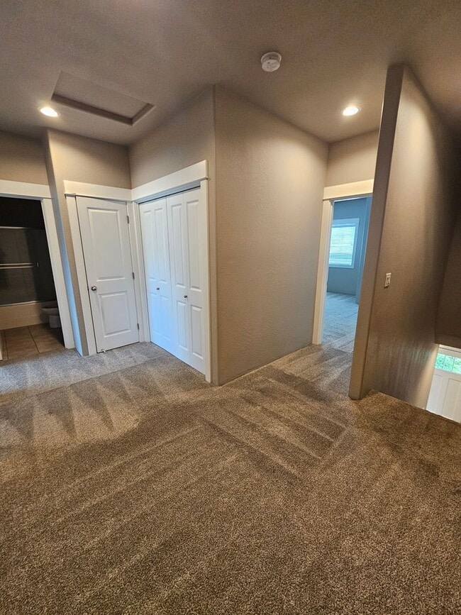 Building Photo - Beautiful Townhome in East Medford