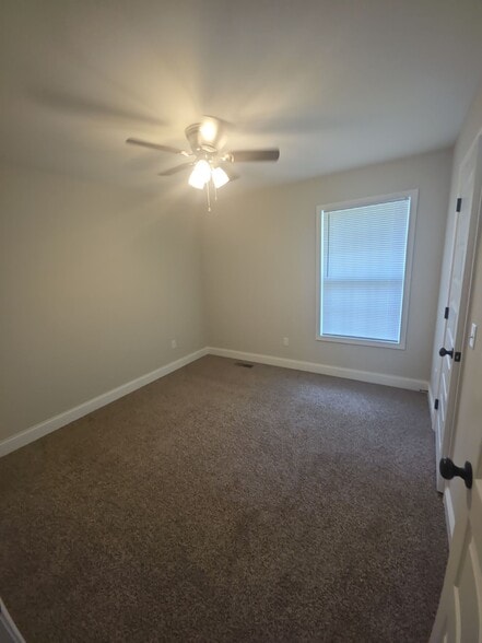 Building Photo - 107 Towne View Dr