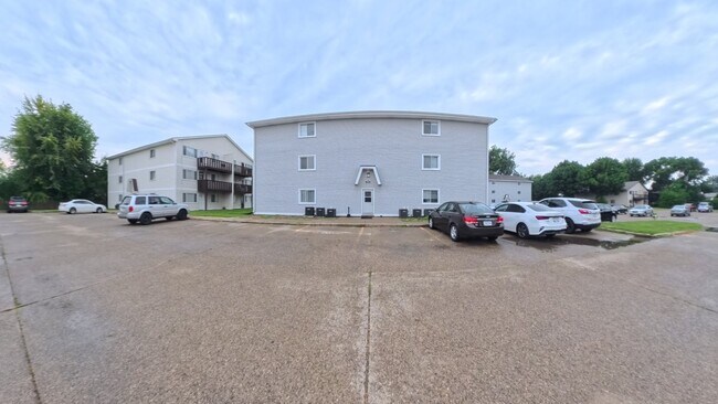Building Photo - 2013 NW Hickory Ln