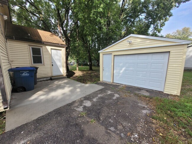 Building Photo - 1 Bedroom, 1 Bathroom Home near Iowa State Fairgrounds