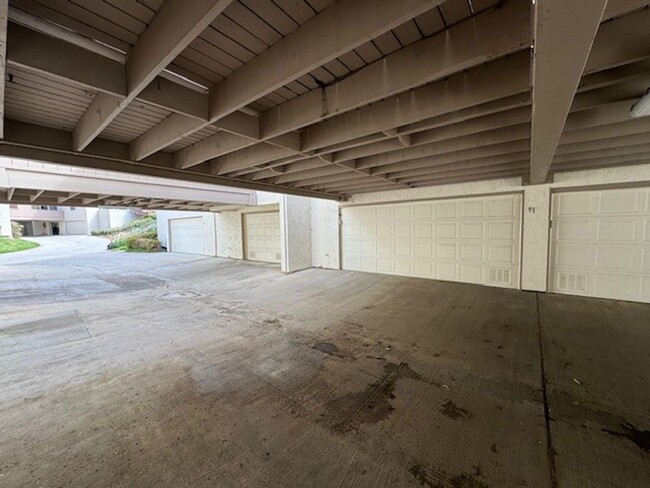 Building Photo - Spacious Tri Level 2Bed 2Bath Condo in Bay Ho