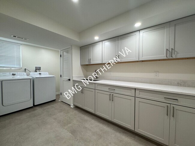 Building Photo - 1109 Hillcrest Dr SW