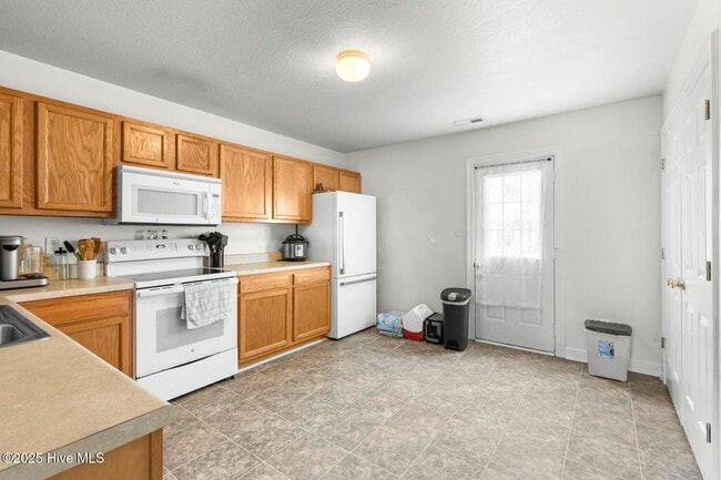 Building Photo - 100 Ashwood Dr