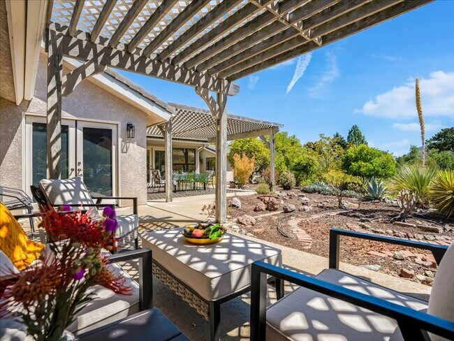Building Photo - 271 Twin Ridge Dr