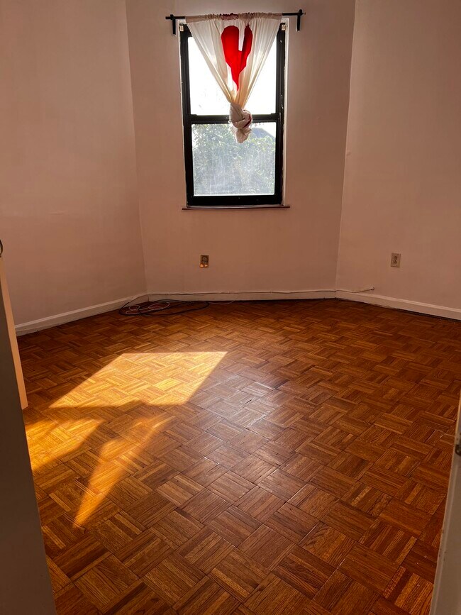 Building Photo - 1418 W Girard Ave