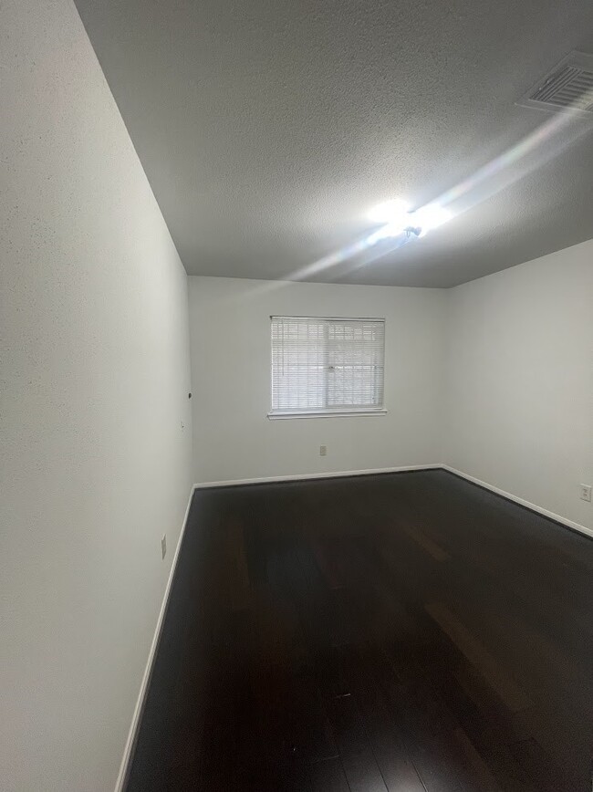 Building Photo - 7814 Log Hollow Dr