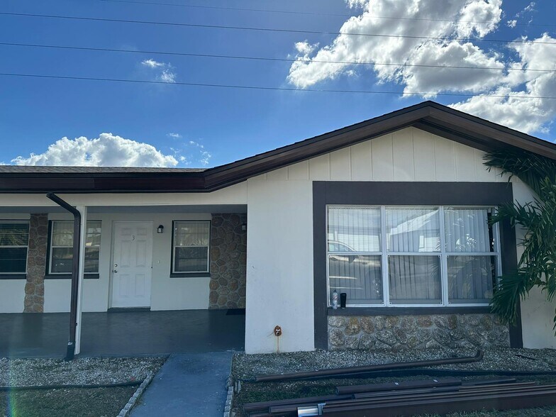 Building Photo - 224 SW 47th Ter