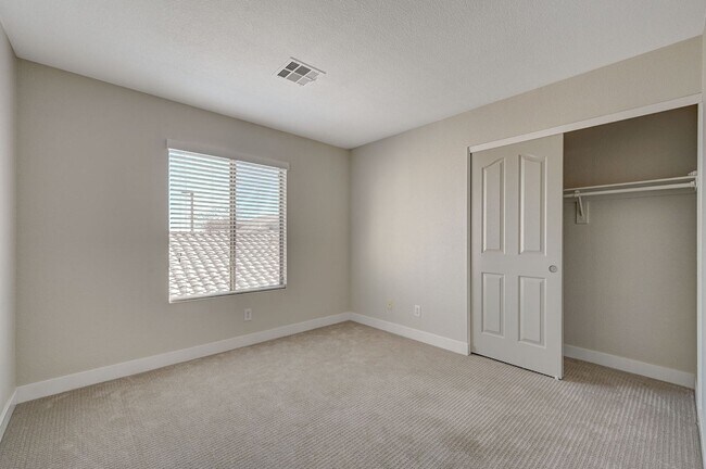 Building Photo - Gorgeous 5 Bedroom 3 Car Garage Home in th...