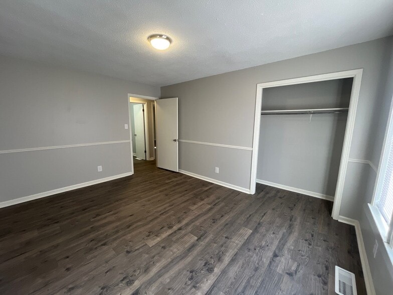 Building Photo - 102 Commanche Trl