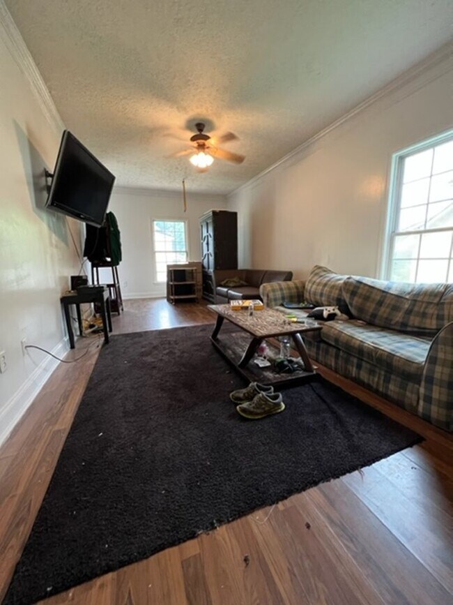 Building Photo - Newly updated 4 Bedroom/4 Bathroom House!