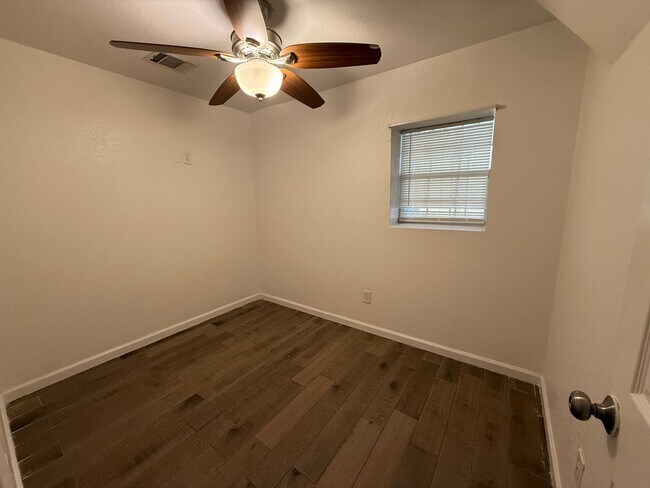 Building Photo - Updated 3BR w/ Hardwood Floors, Walk-In Shower & Stainless Steel Kitchen