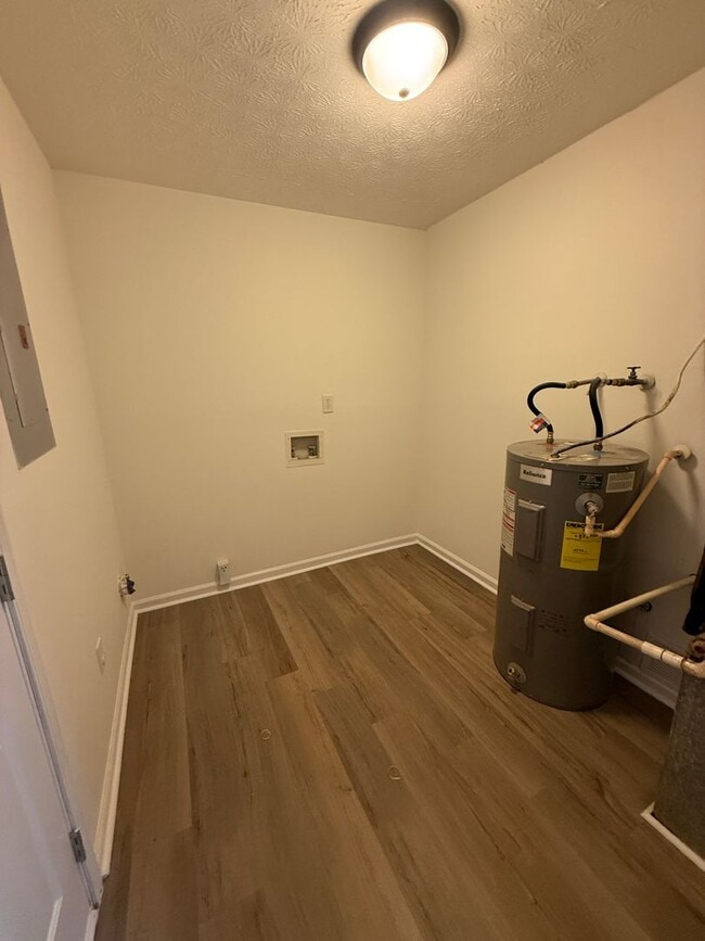 Building Photo - 110 Lake Pl