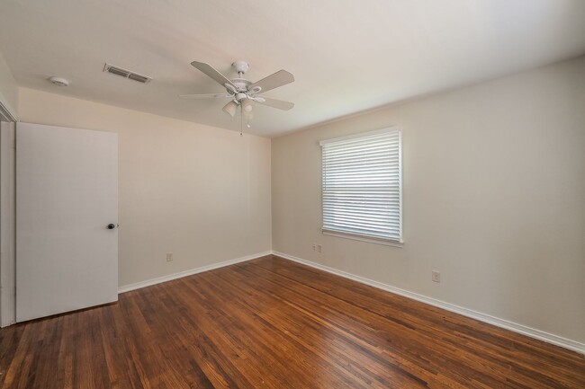 Building Photo - 3-Bedroom in Westworth Village!
