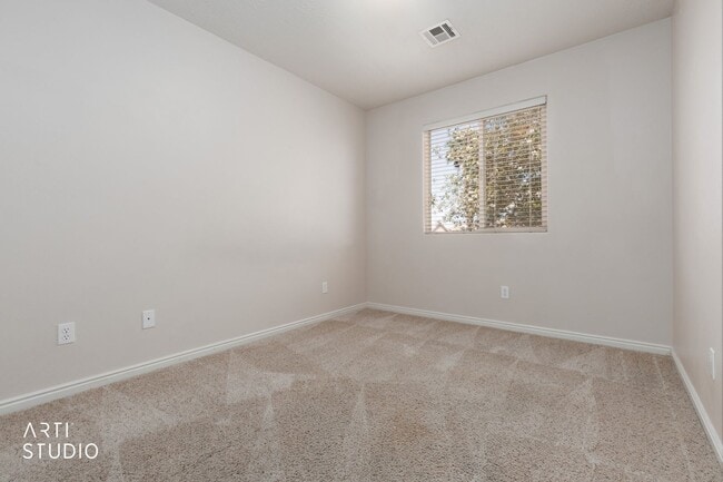 Building Photo - Sky Hawk Townhome