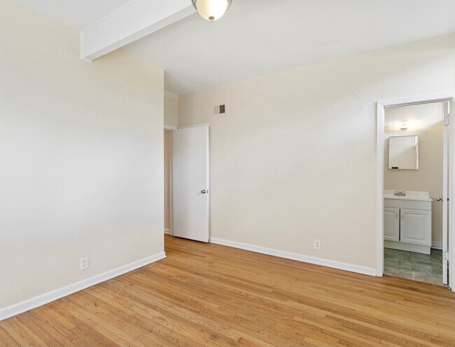 Building Photo - 13306 Oak Leaf Ln