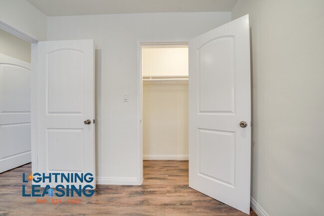 Building Photo - 1625 Normandie-22D