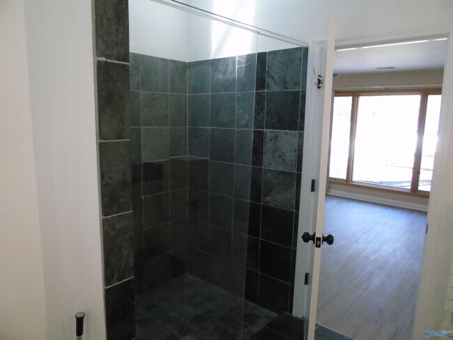 Building Photo - 2504 Maysville Cir NE