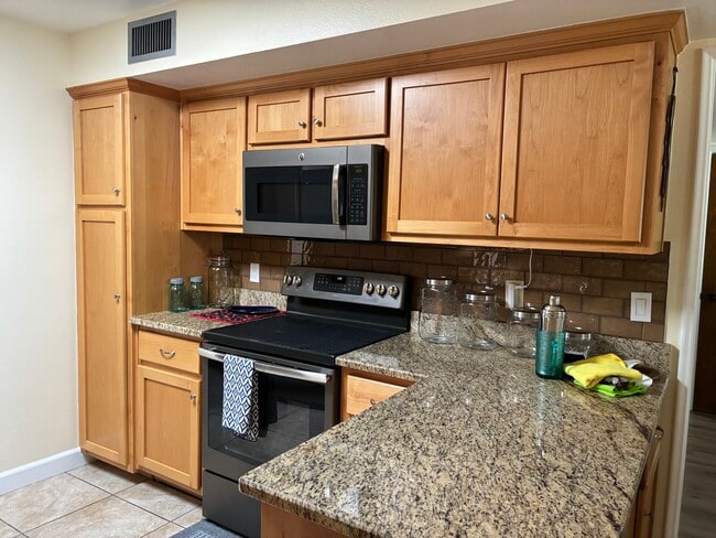 Building Photo - 80 N Los Olmos