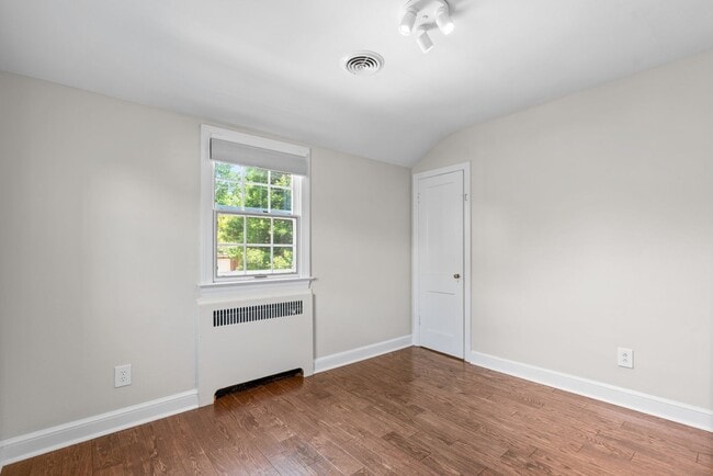 Building Photo - 3 Bed 3 Bath - Bethesda Colonial - Move-In...
