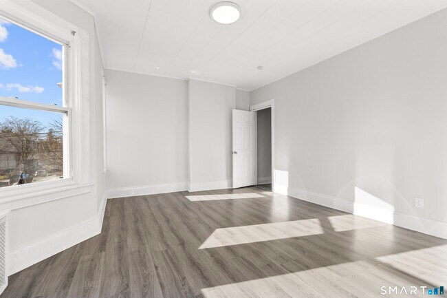 Building Photo - 394 Gregory St