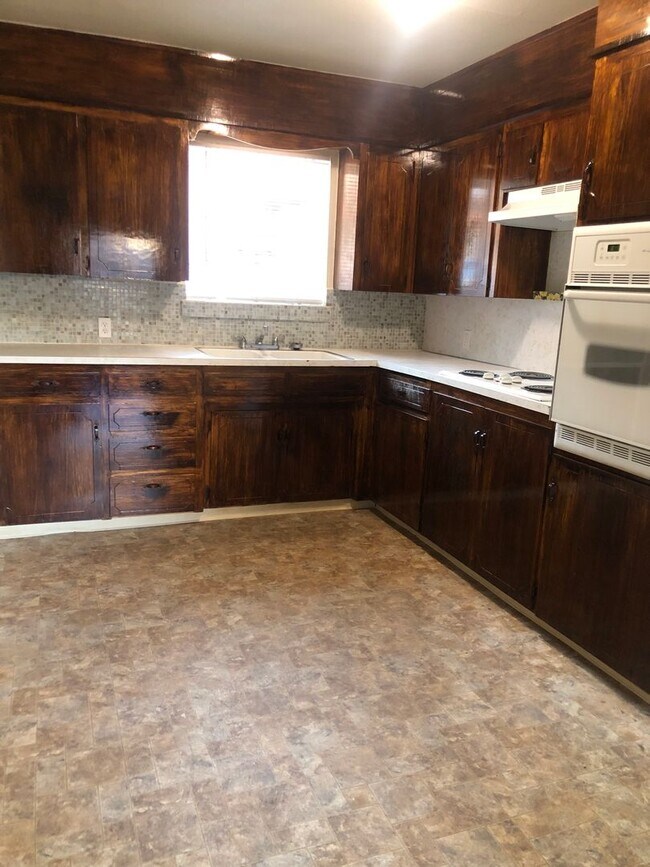 Building Photo - LARGE DOWNSTAIRS 1 BED 1 BATH UNIT & PET FRIENDLY