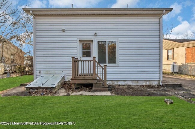 Building Photo - 1708 Lake Dr