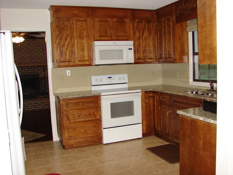 Kitchen w/ new appliances - 1847 Gibson Ave