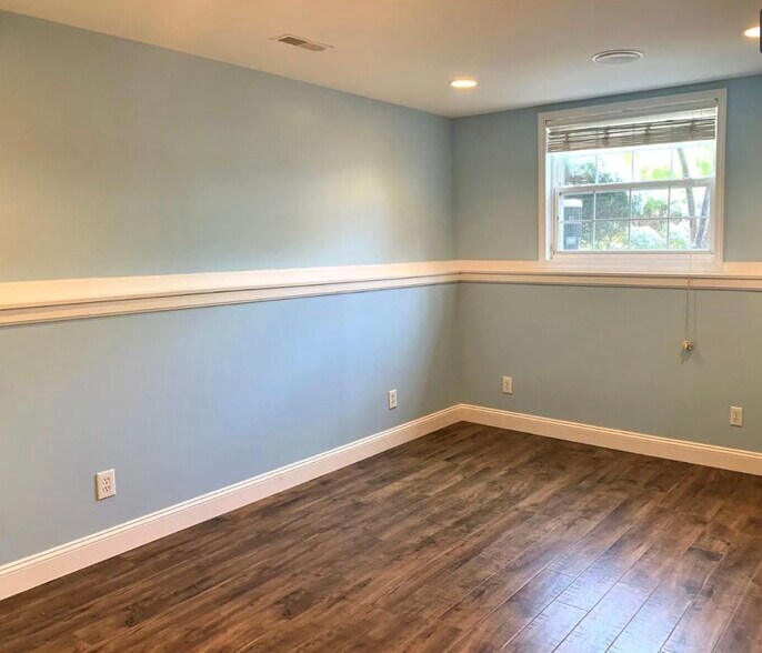 Room downstairs - 2550 Cleinview Ave